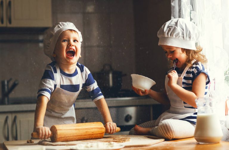 Por qué deberías de enseñar a cocinar a tus hijos desde edades tempranas