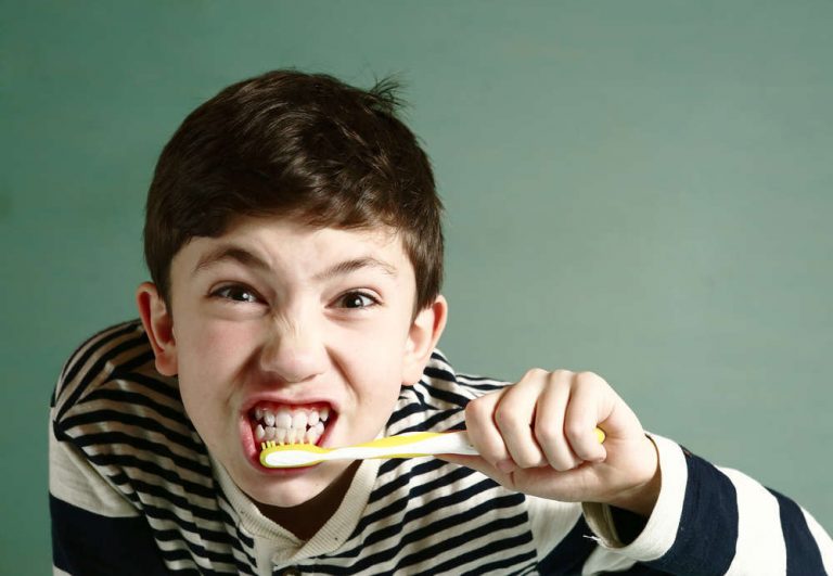 8 malos hábitos que producen problemas bucodentales en los niños